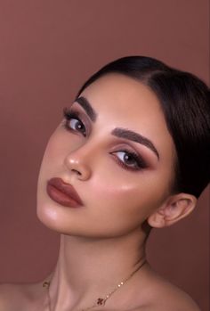 Glam Makeup Looks Round Face, Round Face Glam Makeup, Wedding Makeup For Brown Eyes Red Lips, Glam Makeup Round Face, Best Wedding Makeup For Brown Eyes, Round Eye Makeup Looks, Makeup Looks Round Face, Makeup Looks For Round Faces, Makeup For Round Face Shape