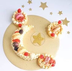 there is a cake decorated like the letter c on top of a plate with stars