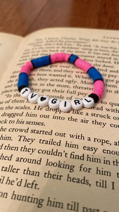 𝐭𝐯 𝐠𝐢𝐫𝐥 𝐛𝐞𝐚𝐜𝐥𝐞𝐭 𝐰 𝐜𝐥𝐚𝐲 𝐛𝐞𝐚𝐝𝐬 What To Put On Bracelets, Lyric Bracelet Ideas, Bracelet Ideas Clay Beads Y2k, Ideas For Bracelets With Clay Beads, Pretty Bracelets Diy, Grunge Clay Bead Bracelets, Clay Bead Bracelet Ideas Grunge, Tv Girl Jewelry, Tv Girl Bracelet Ideas