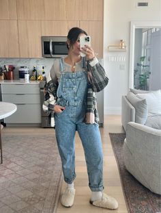 Free People Overalls Outfits, Denim Overalls Outfit Winter, Jumpsuit Outfit Winter, Overalls Outfit Winter, Cute Overall Outfits, Denim Overalls Outfit, Free People Overalls, Chilly Weather Outfits, Overalls Outfits