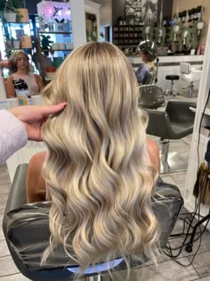 Stunning Blonde Hair, Blonde Extensions With Lowlights, Blonde With Some Brown, A Lot Of Highlights, Hair Color Inspo Blonde, Cute Blonde Highlights, Hair Ideas Blonde, Vanilla Blonde Highlights, Blonde Highlights Long Hair