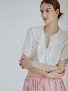 Composition : 100% CottonCountry of Origin : Republic of Korea White Office Blouse With Collar, White Blouse With Collar For Spring, Feminine White V-neck Blouse, White Summer Blouse With Collar, Feminine White Blouse With Collar, Elegant White Tops For Office, Elegant White Office Tops, Spring Office Blouse In White, Spring White Office Blouse