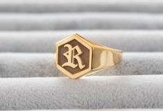 Personalized Silver Ring, Old English Silver Ring, Letter Ring, Custom Signet Ring, Gold Signet Ring, Initial Gold Ring, For Men and Women ---● P R O D U C T - D E S C R I P T I O N ●--- MATERIAL -Silver, Gold, Rose Gold -RING FACE 12mm (0,47inch) -All the products you order will be prepared conscientiously and shipped to you. PRODUCT DETAILS -I can engrave your family crest, your college logo, or any other image or initials on an oval signet ring that you request. -Please contact me for your en Men Signet Ring Gold, Letter Rings Gold For Men, R Letter Ring, Initial Gold Ring, Mens Gold Signet Rings, Mens Diamond Stud Earrings, Gold Ring For Men, Letter Rings, Signet Ring Gold