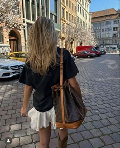 Noe Noe Louis Vuitton, Neverfull Bag Outfit, Louis Vuitton Noe Bag Outfit, Lv Noe Outfit, Outfits With Louis Vuitton Bag, Lv Neverfull Outfit, Lv Bag Outfit, Louis Vuitton Bag Aesthetic, Louis Vuitton Sac Noe