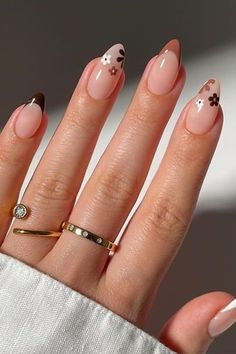 Thanksgiving Nude Nails, Fall Swirly Nails, Oval Thanksgiving Nails, Thanksgiving Nails Fall French Tip, Nail Designs Thanksgiving Fall, Thanksgiving Nails Short Almond, Simple Thanksgiving Nails Almond, Simple Nails Beginners, Nail Ideas Brown French Tip