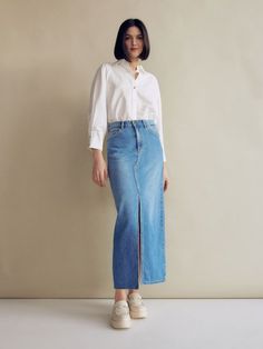 "Casual and Chic: Denim Skirt Looks You'll Love" Cute Church Outfits, Moda Denim, Denim Midi Dress, Perfect Denim, Skirt Trends