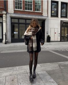 Fall Boots 2023, Trenchcoat Outfits, Barcelona Winter, Vinter Mode Outfits, Stile Blair Waldorf, Adrette Outfits, Nyc Outfits, New York Outfits