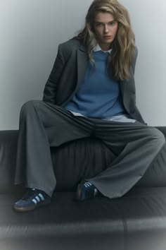 Luxury Campaign, Oversize Denim Jacket, Baggy Jean Shorts, Woman In Suit, Clothing Studio, Adidas Sambas, Baggy Jean, Famous Outfits, Simple Wardrobe