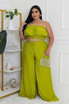 Stretch pant set Tube Elastic band High-waisted pants Elastic waistband Pockets Wide-leg Inseam is 32 inches 80% Rayon 20% Nylon Hand wash cold Model is wearing a 2X MODEL STATS Height: 5.6" Bust:45" / Waist:36" / Hips:54" Wide Hips Outfit, Jesenia Perez, Cute Summer Fits, Plus Size Pants, Summer Fits, Pantalon Large, Stretch Pants, Pant Set, High Waisted Pants