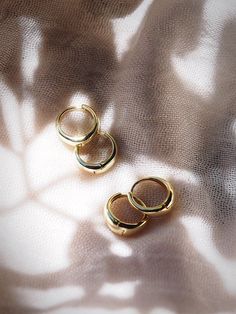 Mini Gold Dome Huggie Hoop earrings for everyday. Dependable, comfortable, and basic beauties. A classic pair easy to wear alone or stacked. ✦ Choose from two thickness choices. ✦ ✦ DETAILS ✦✧ Name: Aniani (A nee A nee) - Mirror, glass.✧ Size 1: 4mm thick; 12mm outer diameter; 9mm Inner diameter.✧ Size 2: 5mm thick; 12mm outer diamter; 9mm Inner diameter.✧ 18kt Gold Plated Sterling Silver.✧ Sold as a pair.✧ All Ke Aloha Jewelry pieces come packaged thoughtfully, beautifully, and ready for gift g Classic Stackable Hoop Huggie Earrings, Classic Round Stackable Hoop Earrings, Classic Small Hoop Stackable Earrings, Classic Stackable Hoop Earrings For Everyday, Classic Everyday Stackable Hoop Earrings, Classic Small Hoop Stackable Huggie Earrings, Elegant Stackable Hoop Earrings For Everyday, Classic Small Stackable Hoop Earrings, Elegant Small Hoop Stackable Earrings