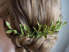 Floral headpiece with greenery hair vine of eucalyptus is perfect bridesmaid hair piece. 🌿This greenery hair piece is perfect woodland headpiece for your wedding hairdo. Please note, this greenery hair piece is not factory. Each petal of leaf hair piece I make by myself from foam material, which are very lightweight, don't break, not afraid of rain, sun, frost and hold the shape well! READY TO SHIPPING 💚 These eucalyptus hair pins looks very realistic. Check out a video of this greenery headpi Woodland Headpiece, Greenery Hair Piece, Leaf Hair Piece, Wedding Hairdo, Bridesmaid Hair Pieces, Hairdo Wedding, Floral Headpiece, Wedding Hair Pins, Eucalyptus Leaves