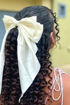 Hair With Bow Tie, Cute Ribbons For Hair, Curly Hair With Bow In Back, Big Hair Bow Hairstyles, Hair Bows On Braids, Curly Ponytail With Bow, Hairstyles With Ribbon Curly Hair, Big Ribbon Hairstyles