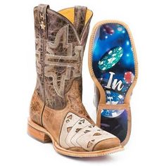 Estas botas Tin Haul High Roller con suela All In están hechas para los vaqueros modernos y de moda de hoy. Hecho a mano con colores increíbles y un diseño de suela único que seguramente dejará una impresión. Destaca entre la multitud con un atrevido par de botas Tin Haul.

 Vamp Casino hecho a mano * Eje marrón bordado * Punta cuadrada * Doble ribete * Eje de 11" * Tacón de cuero para caminar * Bota hecha a mano * Plantilla acolchada * Forro de cuero de primera calidad * Suela transparente y o Tin Haul Boots, Tin Haul, Cowboy Boots Mens, Western Shoes, High Roller, Mens Cowboy, Mens Cowboy Boots, Square Toe Boots, Wide Boots