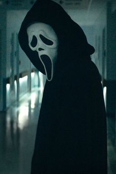 Marking the return of the Ghostface killer, the latest film reunites several top-shelf players from the original Scream 25, including Neve Campbell, David Arquette and Courteney Cox, each of whom have reprised their respective roles in several sequels. Click to watch the official Scream 5 trailer. Photo: Paramount Pictures #hypebeast #scream #scream5 Scream Costume, Ghost Mask, Ghost Face Mask, Image Couple, Scream 6, Horror Movie Icons