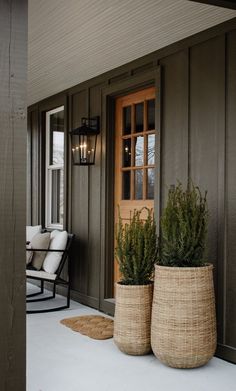 Pin showing a modern front door. Click to read about 16 ideas for stunning front door decor. Two Door Front Porch Ideas, Front Porch Decor Ranch Style House, Front Door Container Ideas, Garage Outdoor Decor, Modern Farmhouse Front Porch Decor Ideas, Organic Home Exterior, Timber Front Porch, Organic Modern Front Door, Large Front Porch Furniture Ideas