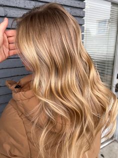 Golden Highlights On Blonde Hair, Highlights For Golden Blonde Hair, Shadow Root With Blonde Highlights, Golden Blonde Hair Inspiration, Blonde Balayage Golden Honey, Balayage Hair Blonde Golden, Golden Blonde Root Smudge, Warm Toned Blonde Highlights, Blonde Highlights On Golden Hair