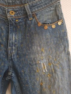 E // upcycled jeans, size 38(EU) =  10(UK) = 6(USA) embroidered with gold yarn on both sides, FR // jean recyclé taille 38 (UE), brodé avec un fil doré de deux côtés, PL // dżinsy z recyklingu, rozmiar EU 38 haftowane złotą nicią z obu stron. Stars Jeans, Upcycling Jeans, Sequin Jeans, Denim Embroidery, Denim Projects, Party Pants, Recycle Jeans, Star Embroidery, Upcycle Jeans