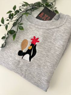 For the perfect vintage look, Our 90s inspired embroidered sweatshirt. Feathers McGraw embroidered sweatshirt. Choose from a selection of coloured sweatshirts. Pre-shrunk, heavy blend crew neck sweatshirt. Sizing- For the oversized look, we recommend sizing up! S -34/36" M -38/40" L -42/44" XL -46/48" This is a unisex garment - the rough approximations of sizes compared to UK Dress Sizes is: Small - 12, Medium- 14, Large- 16, XL-18/20. This is a handmade product which could take 5 days to be pro Feathers Mcgraw, Wallace And Gromit, Colorful Sweatshirt, Oversized Look, Sweatshirt Vintage, Embroidered Sweatshirt, 90s Inspired, 90s Kids, Dresses Uk