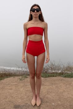 Le bikini VICENT est composé d'un luxueux tricot Nylon-Spandex. Les bandeaux à enfiler comportent des élastiques aux ourlets. Doublé en même tissu pour un confort ultime.

 Fabriqué en Californie



 Le mannequin mesure 5'10 et porte une taille S


 Tissu : Nylon-Spandex
 Doublure : Nylon-Spandex

 Entretien : Laver à la main à l'eau froide, Sécher à plat Glass Of Champagne, Discount Offer, Swim Top, Lay Flat, Pre Order, Poppies, Spandex, Elastic, How To Wear