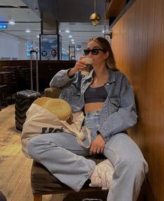 Coffe Pose Ideas, Sport Look, Casual Chic Outfits, Looks Pinterest, Looks Country, Foto Poses, Outfit Jeans, Looks Street Style, Casual Chic Outfit