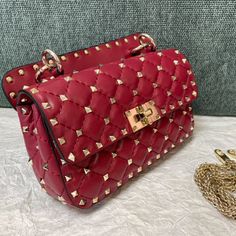 Valentino ❤️Classic studded handbag in the counterTop-grade sheepskin, full leather inside and outside

Medium size 24x17x8.5cm Studded Leather Crossbody Bag, Luxury Studs Bags For Everyday, Luxury Rectangular Bags With Studs, Studded Handbag, Lv Purse, Lv Shoes, Medium Handbags, Inside And Outside, Lv Handbags