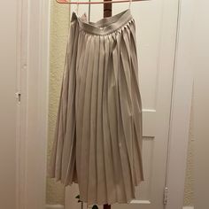 Elastic Waist Lined And Has Good Weight Size Xs Half Thin Pleats And Half Thick Pleats, Can Be Worn Asymmetrically 27 Length, 12 Waist (Unstretched) Brown Pleated Skirt, Black Satin Skirt, Grey Maxi Skirts, Pleated Chiffon Skirt, Button Front Skirt, Grey Maxi, Womens Maxi Skirts, Pleated Maxi Skirt, Uniqlo Women