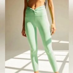 Green Free People Movement Twisted Waist Leggings Size Medium New With Tags (Could Definitely Fit As A Size Large). Looks More Teal In The Pictures But Green In Person. Bell Bottom Yoga Pants, Light Pink Leggings, Hot Pink Leggings, Track Leggings, Burgundy Leggings, Green Jumpsuit, Green Leggings, Ribbed Leggings, Free People Movement