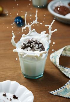 Cookie splashing into a cup on milk. Food Splash Photography, Milk Splash Photography, Milk Photography, Oreo Cream, Dessert Photography, Cookie Time