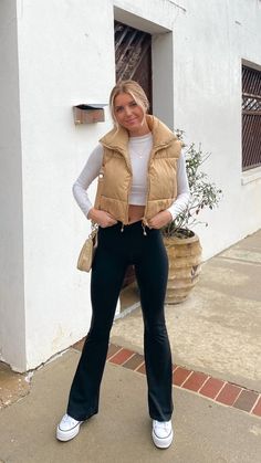 Cute Casual Leggings Outfit Fall, Travel Outfit Inspo Winter, Fall Outfit Athleisure, Wi Ter Outfits Women 2022, Puffer Sweater Vest Outfit, Puffer Vest And Sweater Outfit, Flannel And Puffer Vest, Cute Outfits With Vests Fall, London Student Outfit