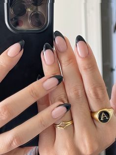 Black french tips// Almond-shaped nails// Nails// Nails Acrylic// Almond nails idea// Almond nails// French tips// Nail 2021 trends #frenchtipnails #almondnails #nails2020trend #almondshapednails #blackfrenchtips //nailsarcylic//nail2021trends Black Almond Nails, Black French Tip, Unghie Sfumate, Kutek Disney, French Tip Acrylic Nails, Casual Nails, Almond Nails Designs, Almond Acrylic Nails, Black French