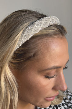 pearl headband Date Night Outfit Autumn, White Pearl Headband, Hairstyle Headband, Fall Date Night Outfit, Fall Pinterest, Fits Fall, Embellished Headband, Fall Dates, Headband White