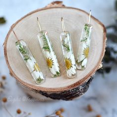 These gorgeous earrings feature handpicked pressed flowers preserved in the high-quality jewelry grade resin and sterling silver ear-wires. Daisy Botanical, Flower Resin Jewelry, Earrings Nature, Resin Jewelry Diy, Wedding Day Gifts, Eco Resin, Floral Studs, Diy Resin Crafts, Daisy Earrings