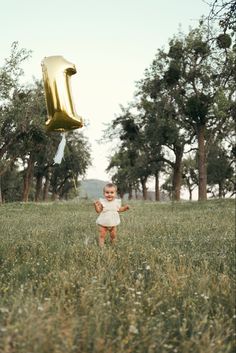 Easy 1st Birthday Photoshoot, 1st Birthdays Photo Shoot, 1 Year Diy Photo Shoot, 1st Bday Family Photos, First Birthday Balloon Photoshoot, Year 1 Photoshoot, Modern One Year Old Birthday, Things To Do For One Year Old Birthday, Outside 1 Year Photoshoot