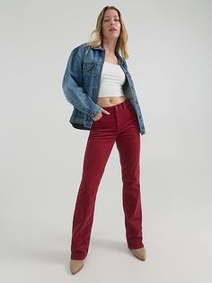 RETRO-INSPIRED & READY TO RODEO Cut to the perfect length and inspired by the '90s, the Wrangler® women's high-rise rodeo straight crop jeans can do no wrong. They're crafted from a comfortable cotton blend with just the right amount of stretch to strike a balance between flexibility and structure. These jeans fit straight through the thigh and ankle, which complements the hip-hugging high rise and cropped leg. They also come with the signature five-pocket styling and 'W' embroidery you love. Ea Denim Jacket Sherpa, Wrangler Women, Wrangler Pants, Destructed Jeans, Bootcut Jean, Straight Crop Jeans, Loose Fit Jeans, Wrangler Jeans, Crop Jeans