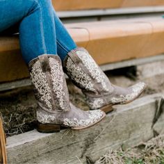 New With Tags!! Never Worn, Tried On And Did Not Fit. Images Shown Are Stock Photos. Brown Crater Bone Embroidery Square Toe Stunningly Gorgeous, These Women's Boots Have Been Handcrafted In Eye-Catching Distressed Brown Leather, Giving That Aged Appearance Look, And Showcases Bone-Color Vine-Pattern Embroideries. Soft Lining And Cushioned Insoles Bring Comfort For Long Wear. Pull Tabs And Dip Openings At The Top Makes It Easier For Pulling On. Square Toes, Leather Outsoles With Gripping Insert, Bohemian Style Boots For Ranch In Spring, Bohemian Style Ranch Boots For Spring, Casual Embroidered Snip Toe Boots, Fall Rodeo Embroidered Boots, Spring Embroidered Boots For Rodeo, Fall Floral Embroidered Snip Toe Boots, Fall Floral Embroidery Snip Toe Boots, Western Embroidered Boots With Round Toe, Western Style Embroidered Boots With Round Toe