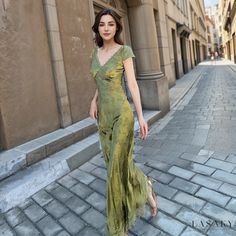 Lasaky - Exquisite Empress Silk Dress with Emerald Green, Backless Design and Floral Jacquard, Accentuating Waistline - An Alluring Formal Gown Gaun Koktail, Prom Dress Inspiration, Jacquard Dress, Maxi Dress Formal, Women Wedding Guest Dresses, Look Vintage, Summer Maxi Dress, Fancy Dresses, Guest Dresses