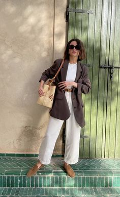 Classic Work Outfits, Alexandra Pereira, White Pants Outfit, Camel Style, Outfit Primavera, French Girl Style, Brown Blazer, Winter Chic, Winter Outfits For Work