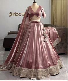 Lengha Pattern Design, Traditional Blouse Designs For Lehenga, Lehnga Inspo Aesthetic, Lehanga Designs For Engagement, Kali Lengha Design, Lehnga Outfits Indian Fashion, New Lengha Design, Outfits For Reception Indian, Lehenga Designs Ideas