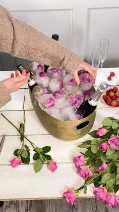 How to Make Floral Ice Cubes for Valentine's Day Table Decorations Brunch, Drink Buckets For Parties, Pink Food Dinner, Last Minute Party Ideas, Ice Flowers Cubes, Pool Party Decor Ideas For Adults, Ice Balls For Drinks, Rose Ice Balls, Floral Ice Balls