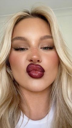 90s Glam Makeup, Red Lip Makeup Looks, Cherry Makeup Look, 90s Inspired Makeup, Big Eye Makeup, Carnaval Makeup, Makeup 2024, Pure Makeup, Ball Makeup