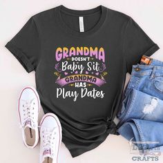 a t - shirt that says grandma doesn't baby sit grand has play dates