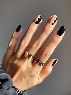 The 18 Prettiest Winter Nail Design Ideas to Copy | Who What Wear UK Paznokcie Hello Kitty, Bridesmaids Nails, Kutek Disney, Nagellack Trends, Smink Inspiration, Minimal Nails, Makijaż Smokey Eye, Thanksgiving Nails, Black Nail