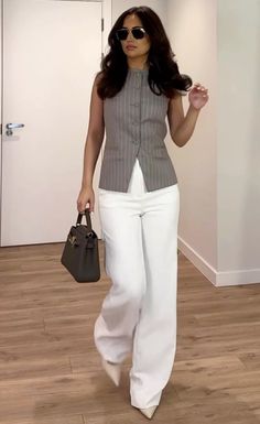 Whote pants with a grey sleevless =👩🏼‍🍳💋 Stylish Corporate Outfit, Internship Outfit, Preppy Mode, Cute Professional Outfits, Outfits Simple, Simple Outfits For School, Outfits Preppy, Outfits For School, Corporate Attire