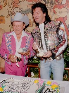 Very cool outfits--Little Jimmy Dickens and Marty Stuart Marty Stewart, Beatles Style, Ernest Tubb, Country Icons, Beatles Fashion, Marty Stuart, Embroidered Suits, Ben Johnson, Western Bling