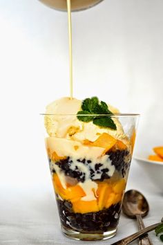 Google+ Sweet Rice Dessert, Desserts Nutella, Mango Recipe, Smores Dessert, Rice Desserts, Coconut Dessert, Thai Desserts, Mango Dessert, Asian Dessert