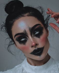 Scary Doll Makeup, Makeup Zombie, Creative Halloween Makeup, Halloween Makeup Clown, Halloween Make-up Looks, Creepy Makeup, Cute Halloween Makeup