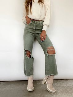 Lane 201 Outfits, Minimalist Punk Fashion, Green Capris Outfit, Western Chic Outfits Casual, Fit And Flare Jeans, Green Jeans Outfit, Lane 201, Crop Flare, Cropped Flares