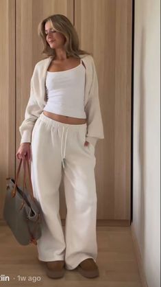 Thanksgiving Outfit Pants, Cosy Outfit Aesthetic, Cream Joggers Outfit, Comfy College Outfit, Lounge Outfit Ideas, Vanilla Girl Outfits, Cozy Lounge Outfits, Uggs Tasman, Amsterdam Outfit