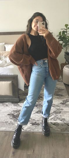 Outfit Ideas Straight Leg Jeans, Docs With Jeans Outfit, Docs And Mom Jeans, Mom Jeans And Doc Martens Outfit, Retro Mom Jeans Outfit, Outfit Inspo With Straight Jeans, Mom Jeans Styling Ideas, Straight Leg Jeans Doc Martens, Straight Jeans And Doc Martens