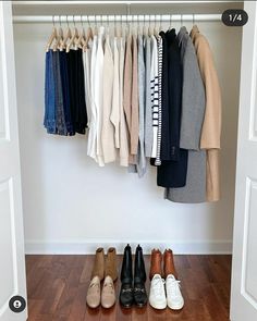 Pick Clothes, Neat Closet, Clean Mind, Ideas Armario, Clean Closet, Average Woman, Neutral Capsule Wardrobe, Minimalist Closet